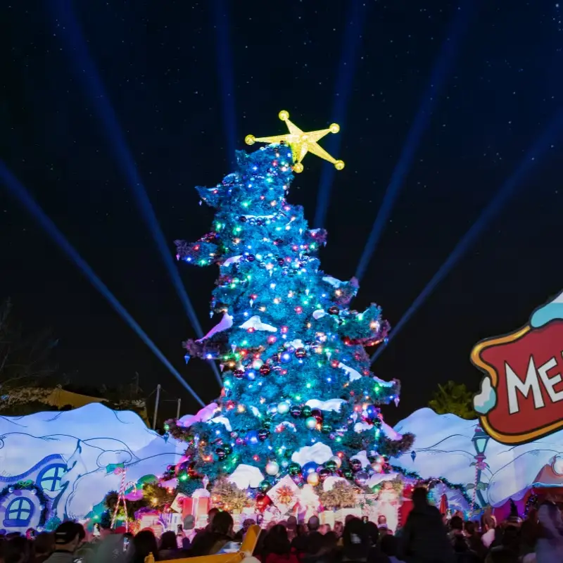 universal studios hollywood grinchmas tree universal studios hollywood grinchmas tree lit up