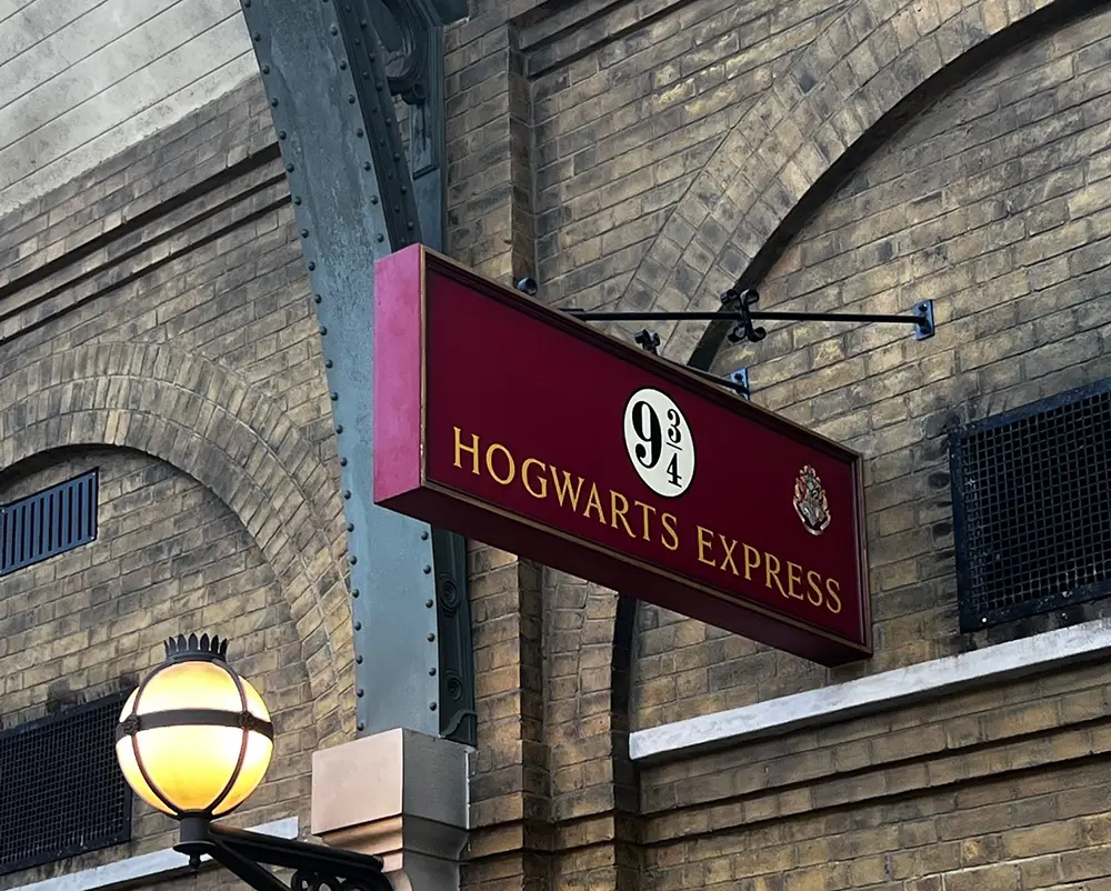 universal studios orlando hogwarts express platform 9 & 3/4 universal studios orlando hogwarts express platform 9 & 3/4