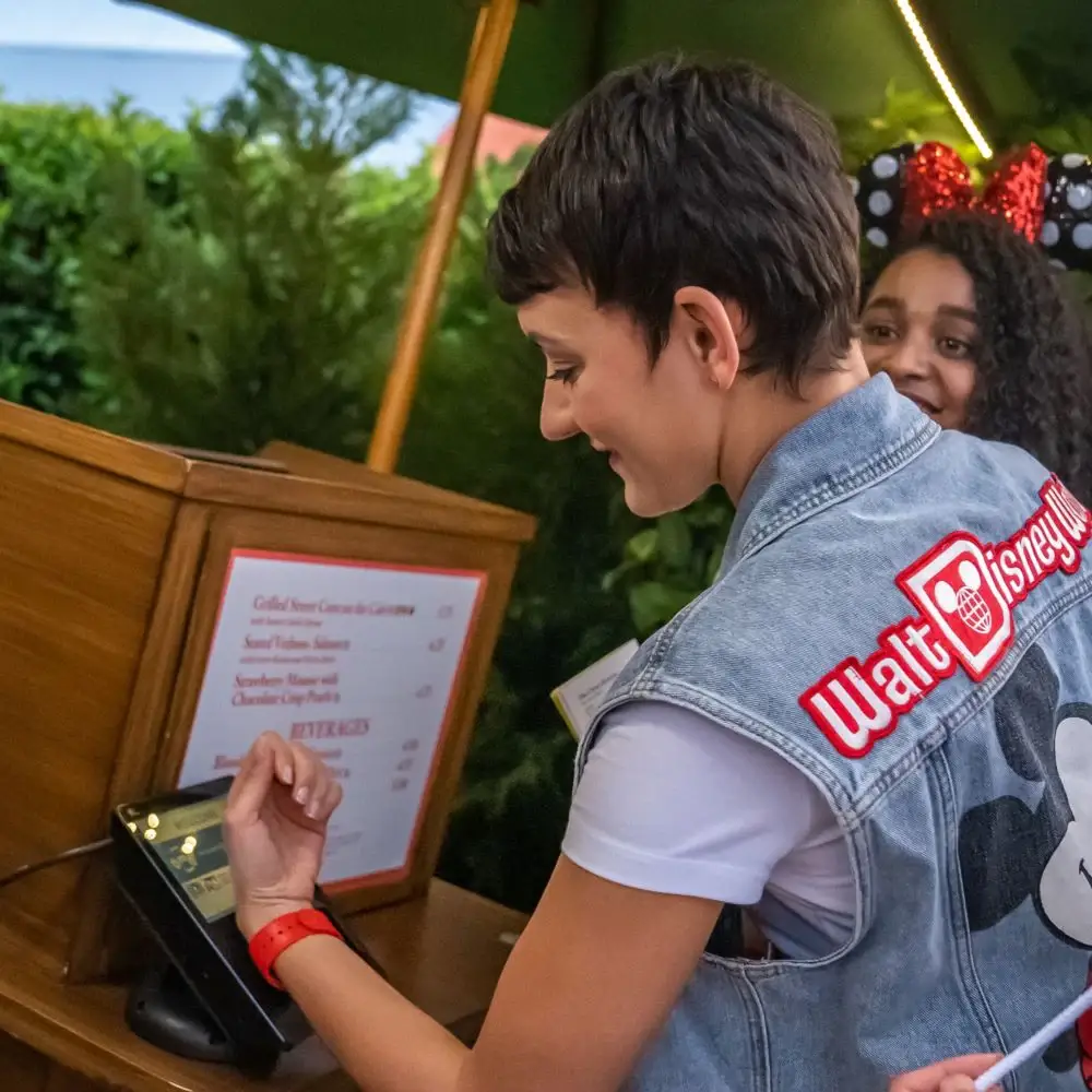 Guest Scanning Magicband to Redeem Disney Dining Plan Credits at Walt Disney World Restaurant