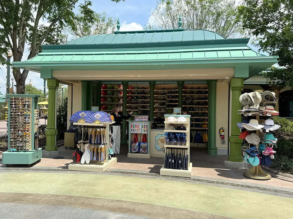 Outdoor souvenir kiosk at Universal Orlando where families shop for snacks and souvenirs
