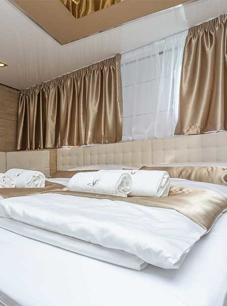 A main deck outside cabin on the yacht Lastavica with twin beds and a window that opens
